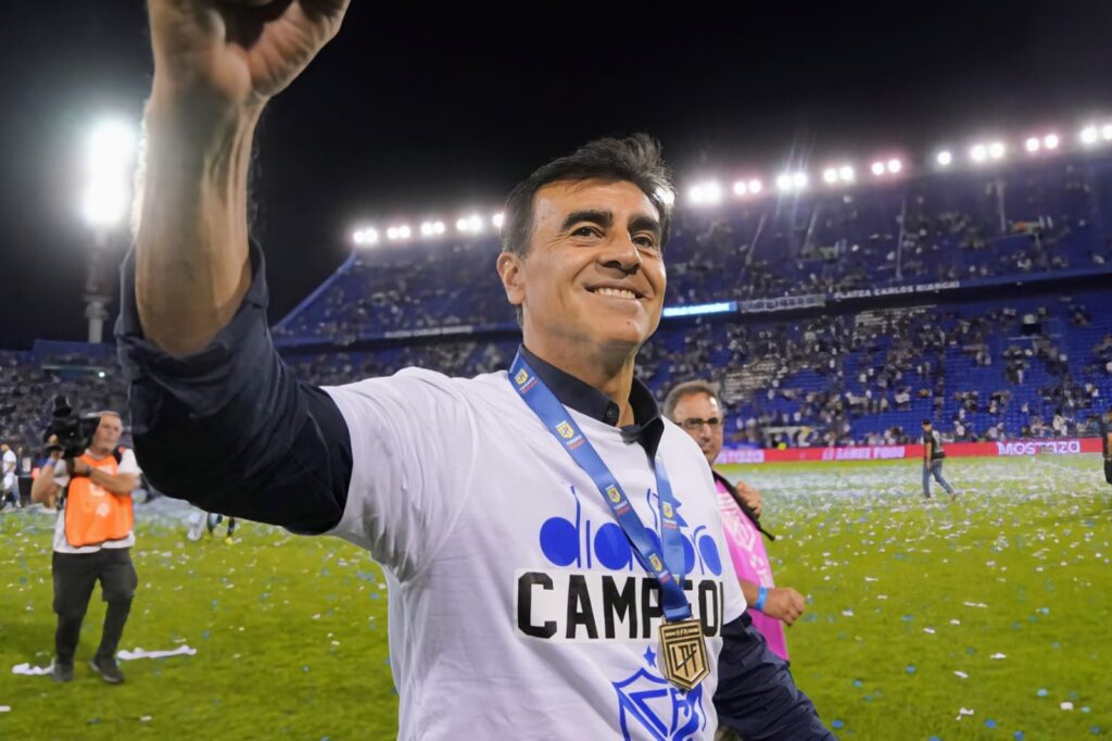 Gustavo Quinteros celebrando su título de campeón con Vélez Sarsfield.