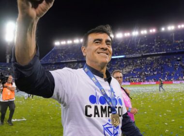 Gustavo Quinteros celebrando su título de campeón con Vélez Sarsfield.