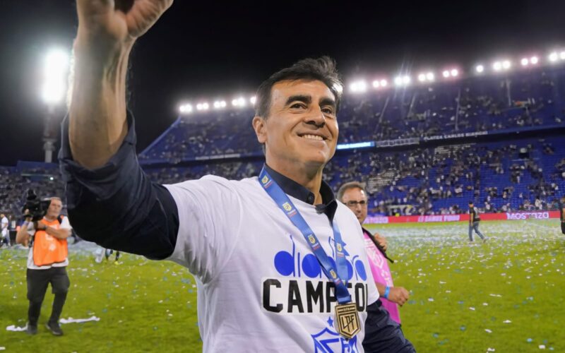 Gustavo Quinteros celebrando su título de campeón con Vélez Sarsfield.