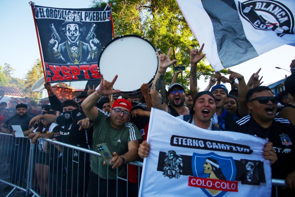 Hinchas de Colo-Colo en la previa del partido frente a Deportes Copiapó.