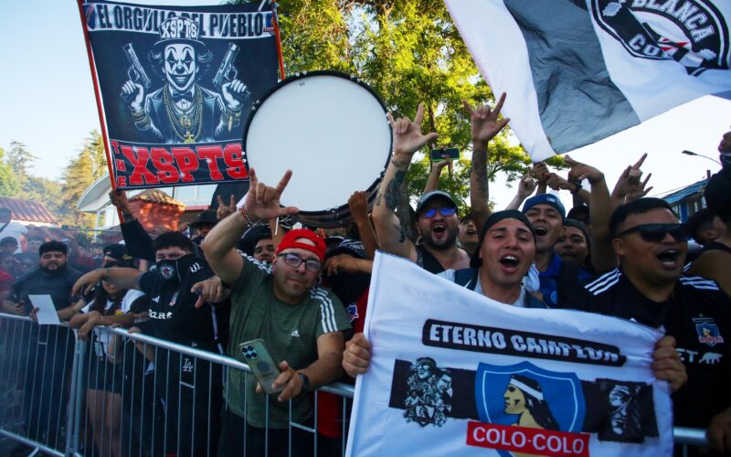 Hinchas de Colo-Colo en la previa del partido frente a Deportes Copiapó.