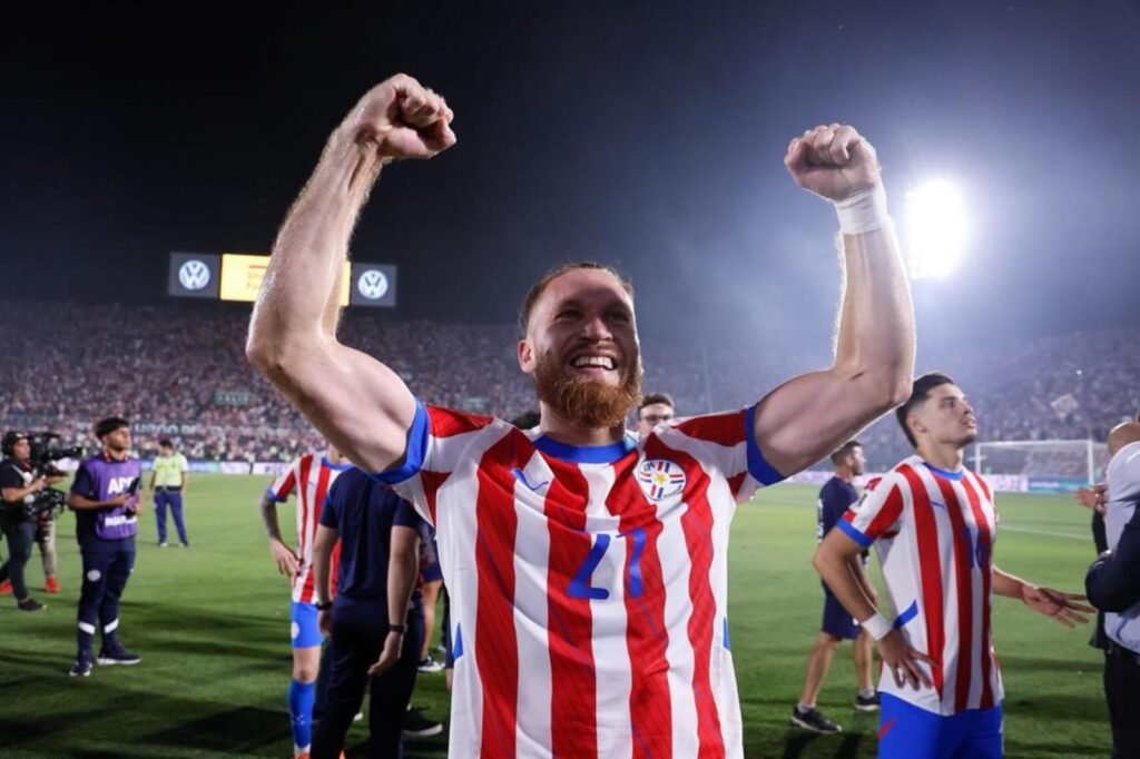 Isidro Pitta con la camiseta de la Selección de Paraguay.