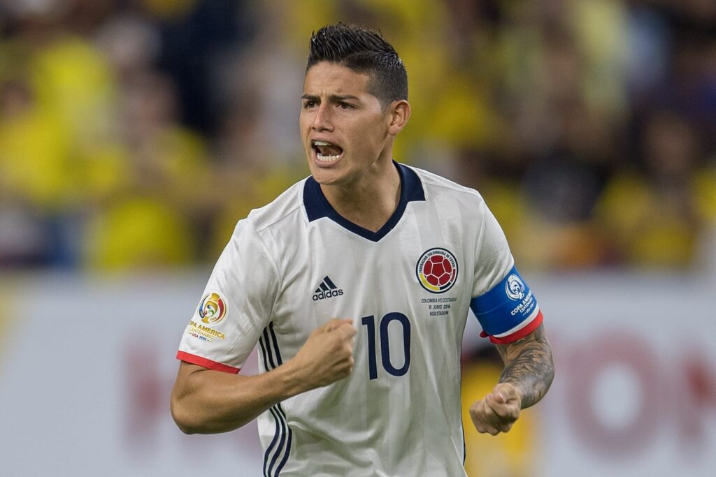 Primer plano a James Rodríguez con la camiseta blanca de Colombia.