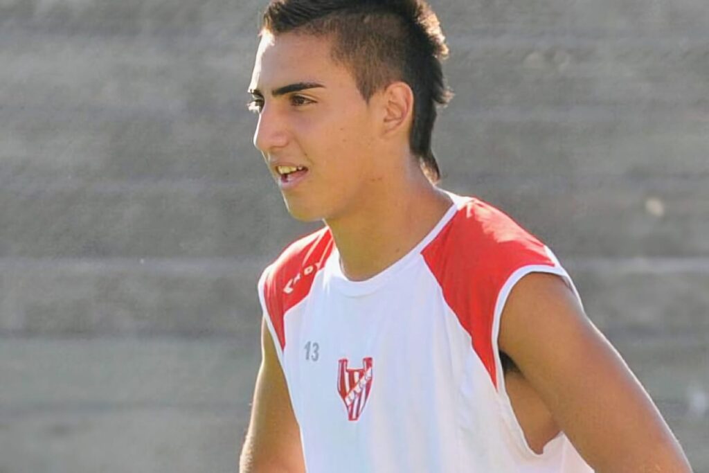 Javier Correa con una camiseta de entrenamiento de Instituto de Córdoba.