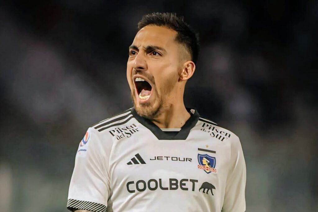 Javier Correa celebrando un gol con la camiseta de Colo-Colo.