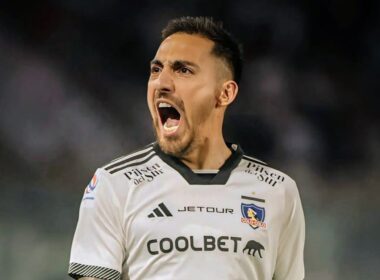 Javier Correa celebrando un gol con la camiseta de Colo-Colo.