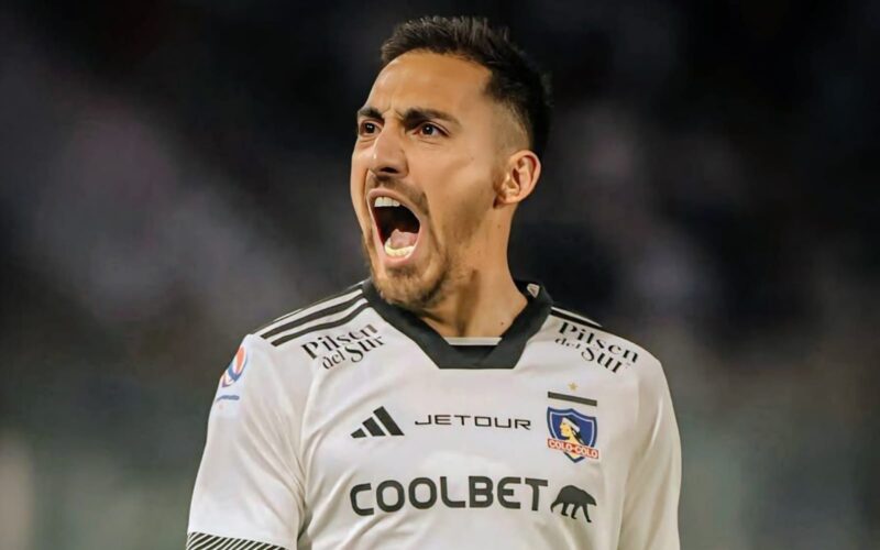 Javier Correa celebrando un gol con la camiseta de Colo-Colo.