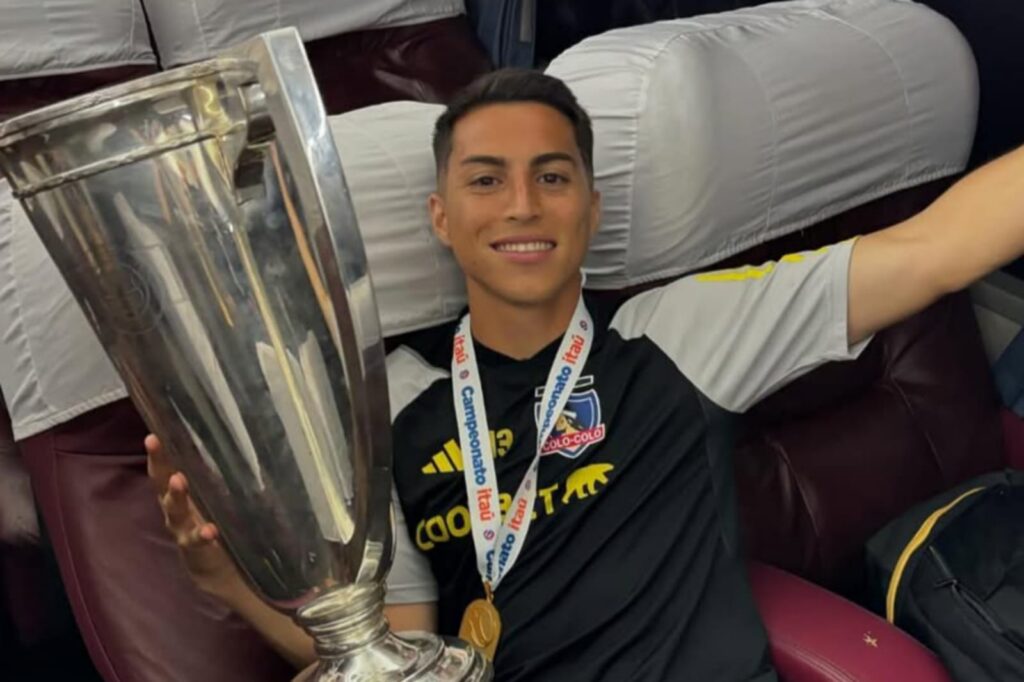 Jonathan Villagra celebrando el título de campeón con Colo-Colo.