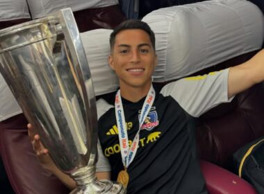 Jonathan Villagra celebrando el título de campeón con Colo-Colo.