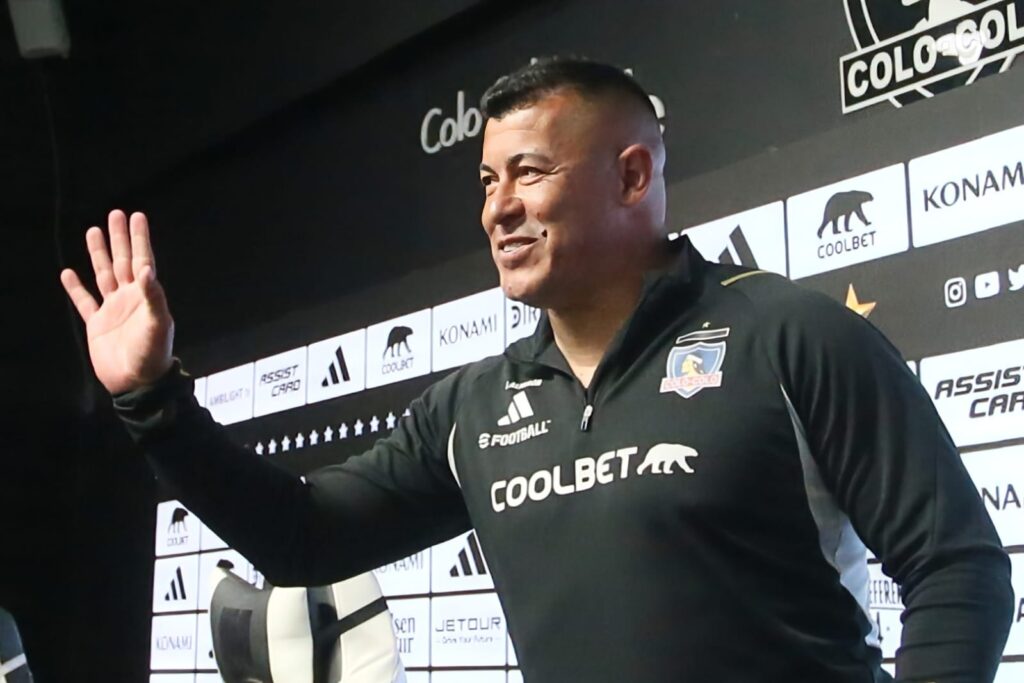 Jorge Almirón saludando durante una conferencia de prensa en el Estadio Monumental.