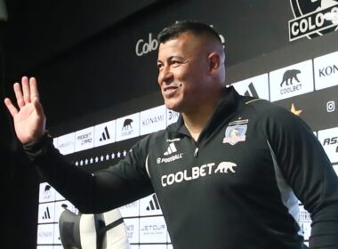 Jorge Almirón saludando durante una conferencia de prensa en el Estadio Monumental.