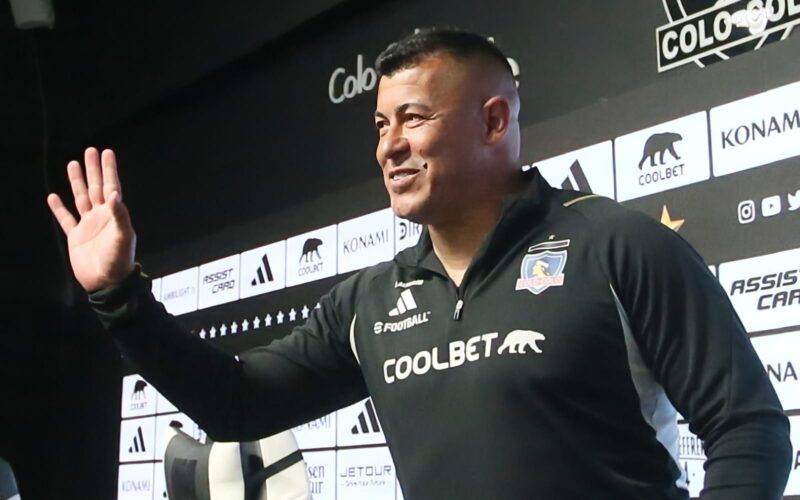 Jorge Almirón saludando durante una conferencia de prensa en el Estadio Monumental.