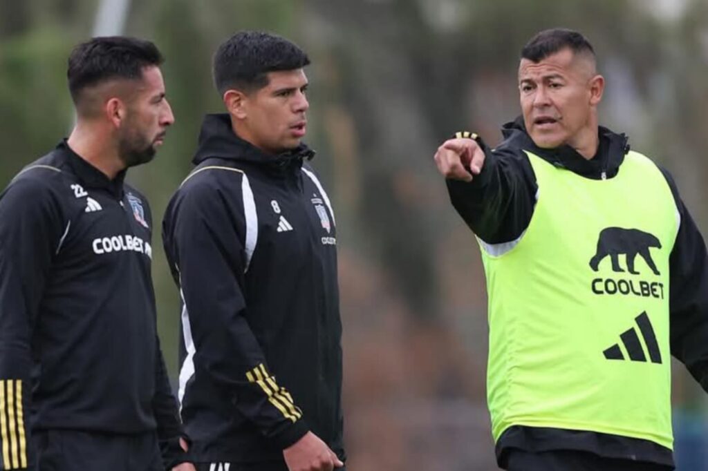 Jorge Almirón junto a Mauricio Isla y Esteban Pavez durante un entrenamiento de Colo-Colo