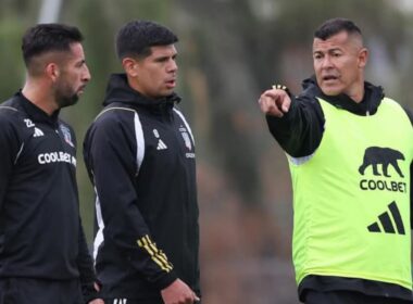 Jorge Almirón junto a Mauricio Isla y Esteban Pavez durante un entrenamiento de Colo-Colo