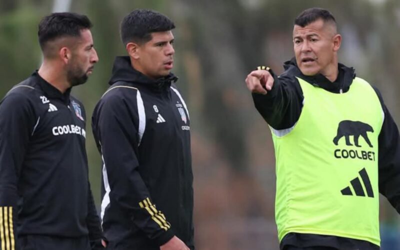 Jorge Almirón junto a Mauricio Isla y Esteban Pavez durante un entrenamiento de Colo-Colo