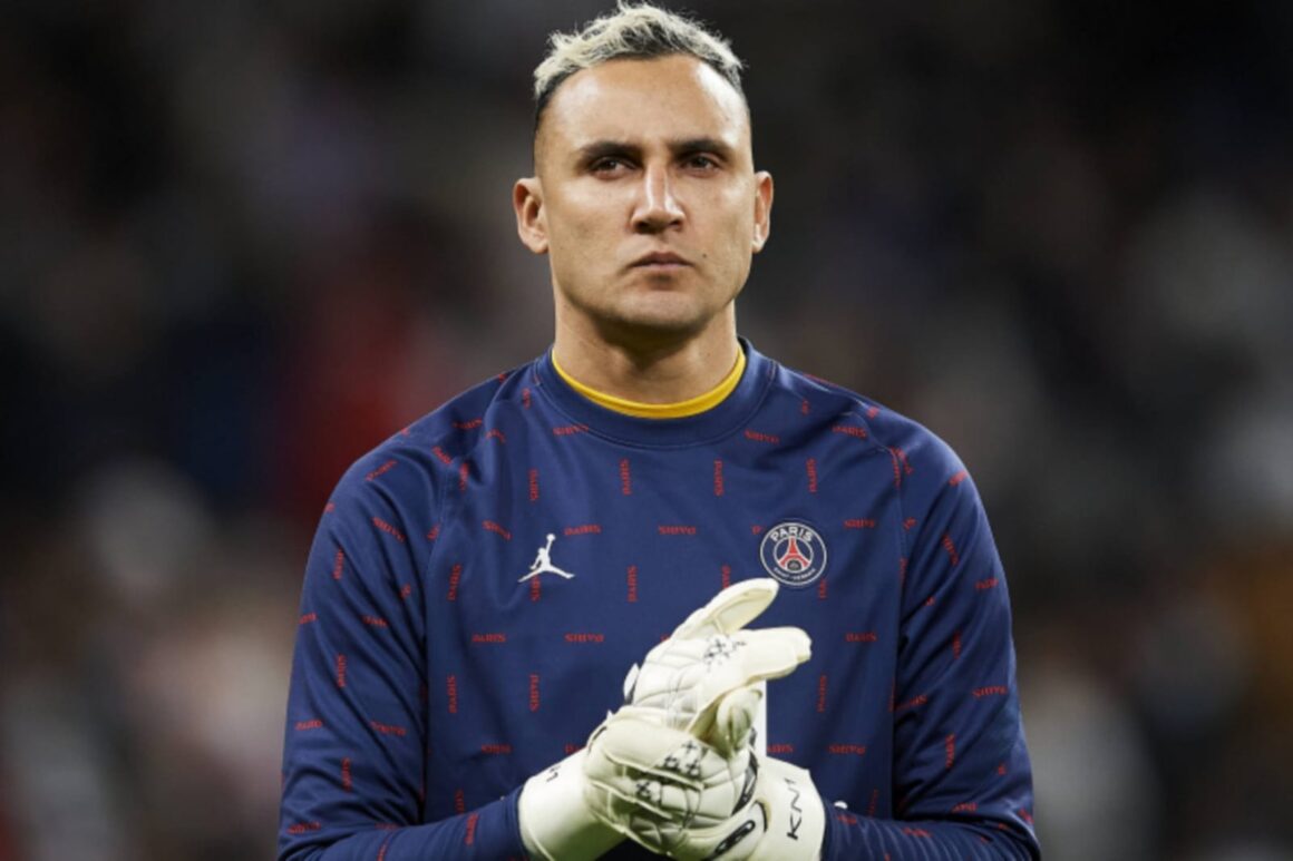 Primer plano a Keylor Navas con camiseta del PSG.