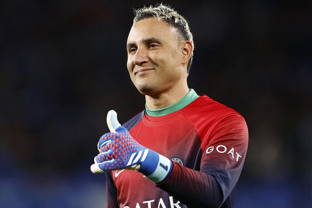 Primer plano a Keylor Navas con un dedo arriba.