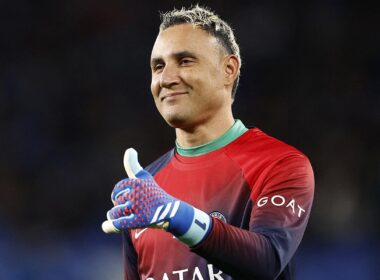 Primer plano a Keylor Navas con un dedo arriba.