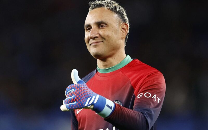 Primer plano a Keylor Navas con un dedo arriba.