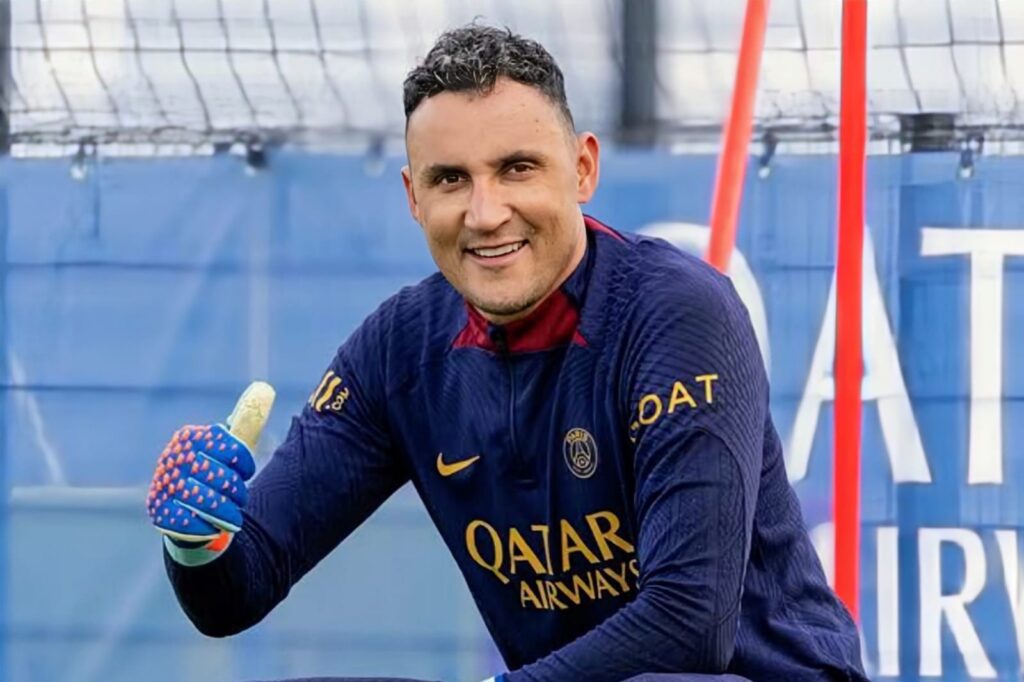 Primer plano a Keylor Navas con la camiseta del PSG.