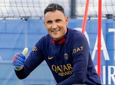 Primer plano a Keylor Navas con la camiseta del PSG.