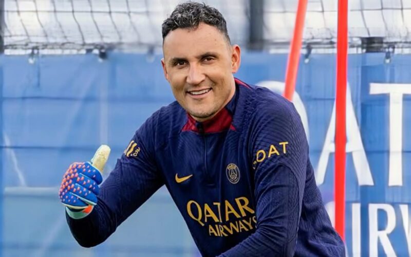 Primer plano a Keylor Navas con la camiseta del PSG.