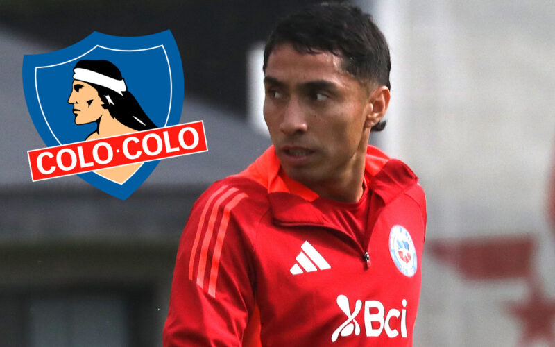 Luciano Cabral junto al escudo de Colo-Colo.