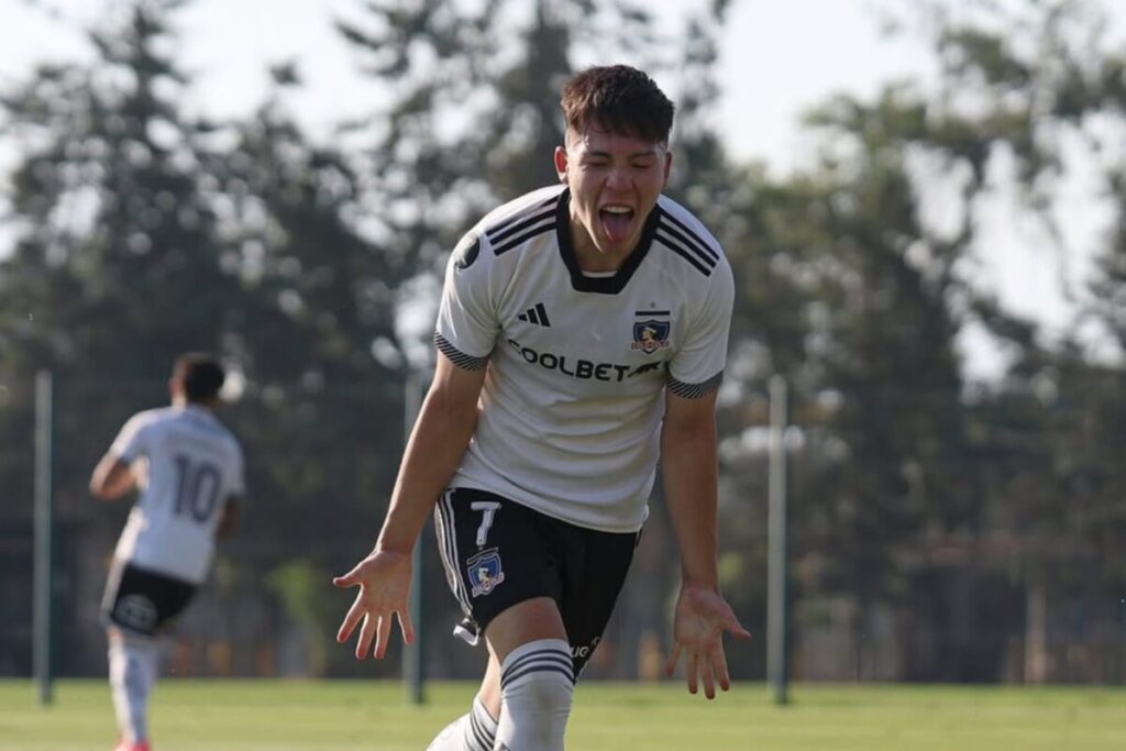 Leandro Hernández celebrando un gol con Colo-Colo en la Supercopa de Proyección