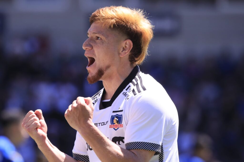 Primer plano a Leonardo Gil con la camiseta de Colo-Colo.