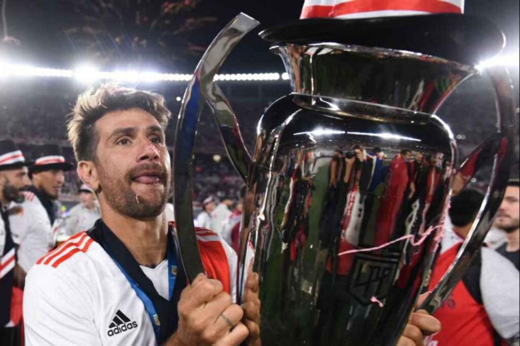 Leonardo Ponzio levantando un trofeo con la camiseta de River Plate.