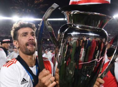 Leonardo Ponzio levantando un trofeo con la camiseta de River Plate.