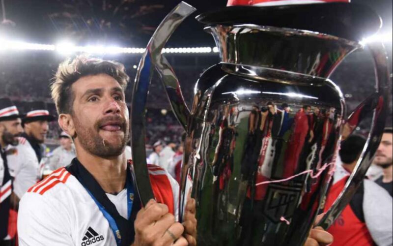 Leonardo Ponzio levantando un trofeo con la camiseta de River Plate.