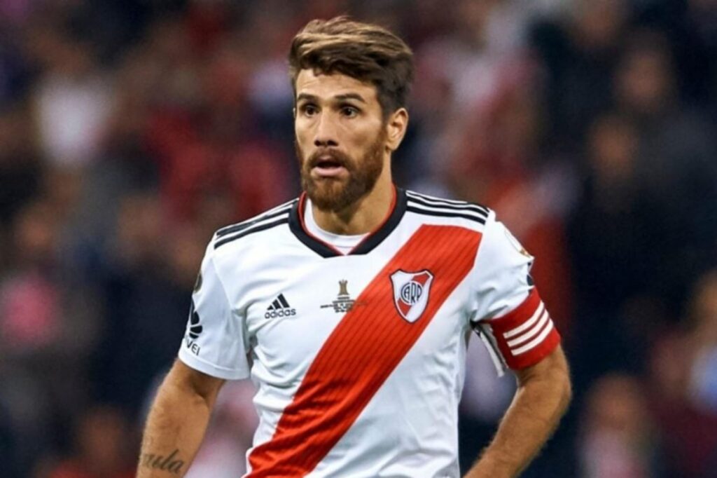 Leonardo Ponzio con la camiseta de River Plate.