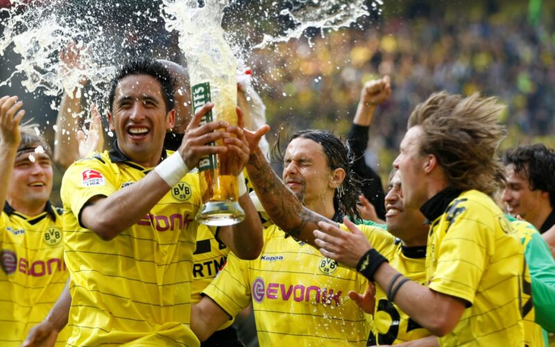 Lucas Barrios celebrando una Bundesliga con Borussia Dortmund