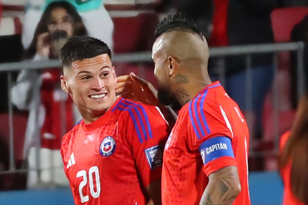 Lucas Cepeda y Arturo Vidal con la camiseta de la Selección Chilena.