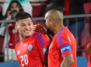 Lucas Cepeda y Arturo Vidal con la camiseta de la Selección Chilena.