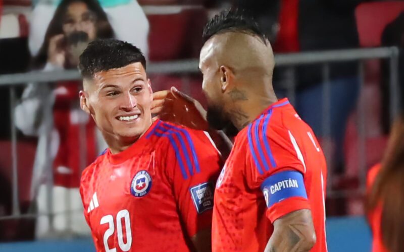 Lucas Cepeda y Arturo Vidal con la camiseta de la Selección Chilena.