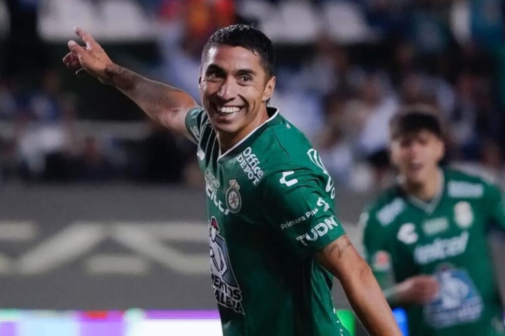 Primer plano a Luciano Cabral celebrando un gol con Club León.