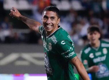 Primer plano a Luciano Cabral celebrando un gol con Club León.