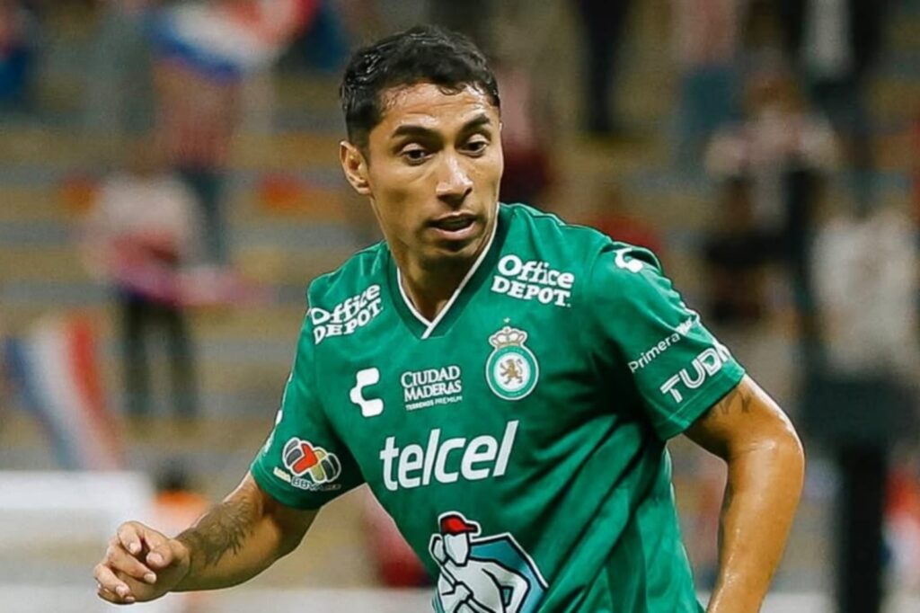 Primer plano a Luciano Cabral con la camiseta del Club León.