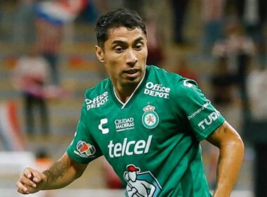 Primer plano a Luciano Cabral con la camiseta del Club León.