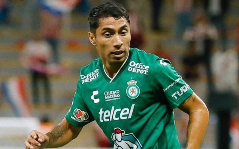 Primer plano a Luciano Cabral con la camiseta del Club León.