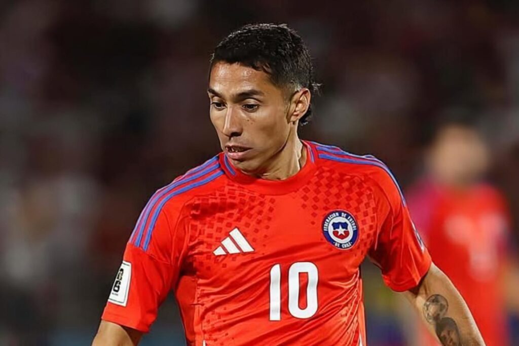 Luciano Cabral con la camiseta de la Selección Chilena.