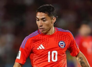 Luciano Cabral con la camiseta de la Selección Chilena.