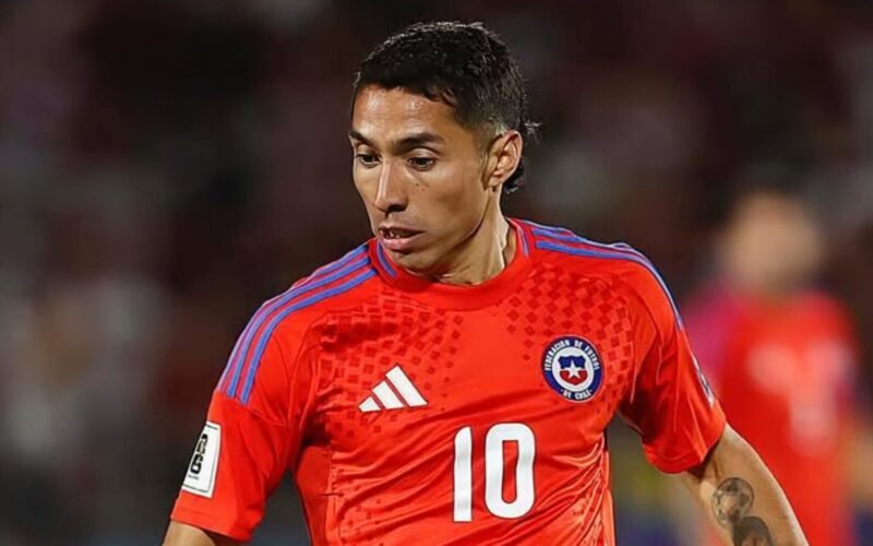 Luciano Cabral con la camiseta de la Selección Chilena.