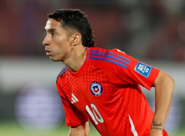 Luciano Cabral con la camiseta de la Selección Chilena en el partido frente a Venezuela.