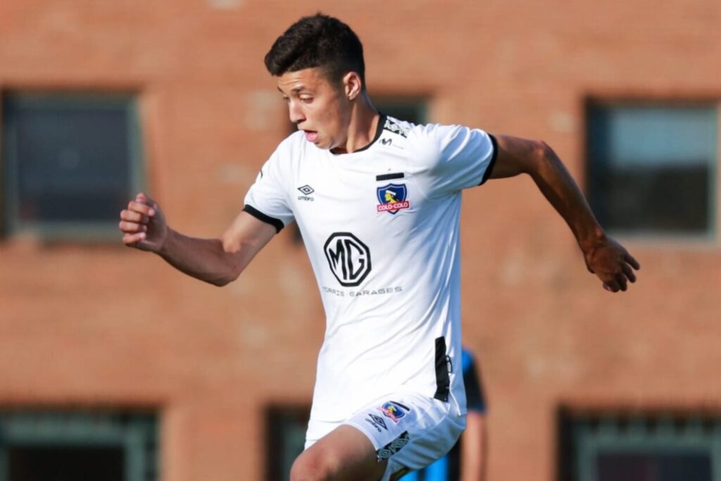 Matías Colossi durante un partido con el fútbol joven de Colo-Colo.