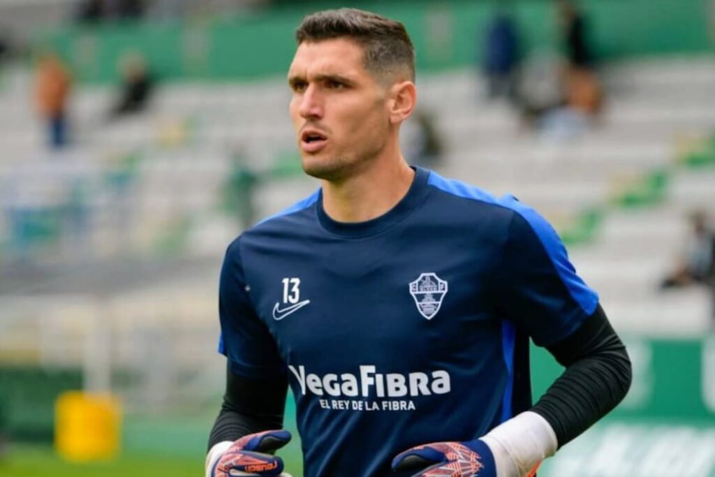 Matías Dituro con la camiseta de entrenamiento del Elche.