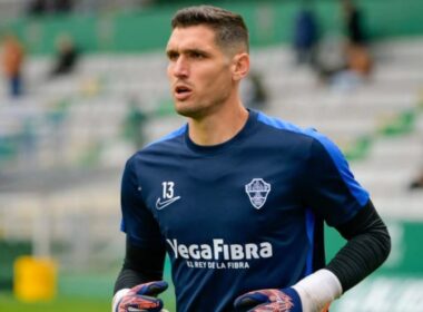 Matías Dituro con la camiseta de entrenamiento del Elche.