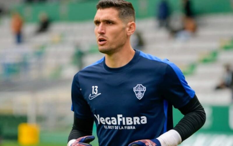 Matías Dituro con la camiseta de entrenamiento del Elche.